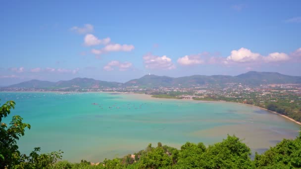 Nuvole Bianche Muovono Nel Cielo Blu Chiaro Sopra Mare Vicino — Video Stock