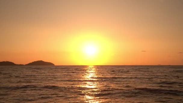 Günbatımında Gündoğumunda Deniz Üzerinde Altın Güneş Işığı Seyahat Arka Planı — Stok video