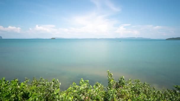Białe Chmury Poruszają Się Jasnoniebieskim Niebie Nad Morzem Pobliżu Phuket — Wideo stockowe