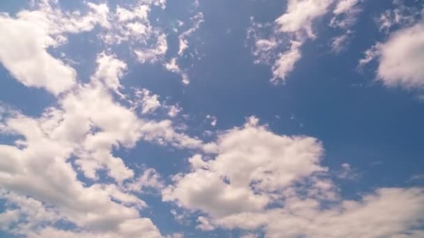 Sol Ljus Och Bygga Rörelser Moln Fluffiga Moln Himmel Tid — Stockvideo