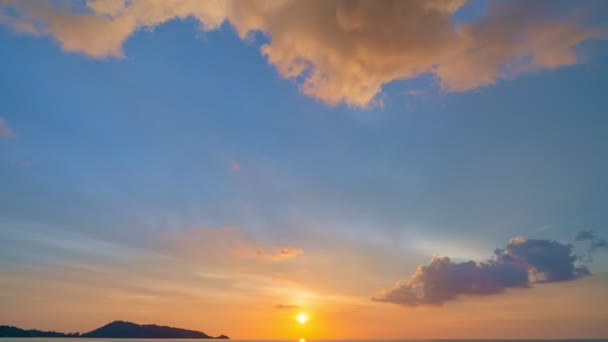4Kマジェスティックな夕日や日の出の風景のタイムラプス大自然の素晴らしい光雲の空と雲が離れて圧延4Kカラフルな暗い日没の雲映像タイムラプス美しい動きのぼかし — ストック動画