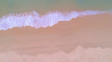 Drone kamera Top View Beach 'ten harika bir manzara. Sahile vuran dalgalar, yaz tatili konsepti ve web sitesi geçmişi. Phuket plajı Tayland 'da ünlü bir turizm merkezidir.