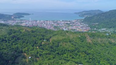Phuket Tayland 'ın ön planında yüksek dağlı Patong şehrinin hava manzaralı görüntüsü.