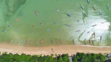 İnsansız hava aracı kamerasından inanılmaz bir görüntü. Uzun kuyruklu balıkçı tekneleri, Rawai sahilindeki Phuket Tayland 'da.