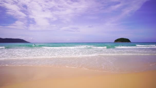 Летний Красивый Пляж Ясным Голубым Небом Облаками Над Морем Удивительное — стоковое видео
