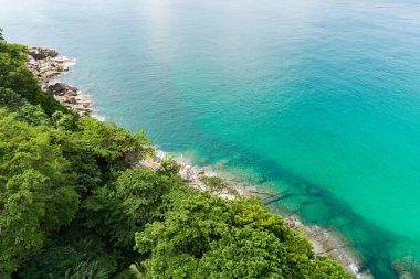 Deniz kıyısındaki taşlı kayalar ve yağmur ormanlarıyla hava manzarası. Yaz günü deniz manzarası çok güzeldir. Tayland 'daki Phuket Adası' nın batı kıyısına bakın..