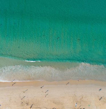 Cennet sahili ve deniz manzaralı muhteşem deniz manzarası turkuvaz suyla. Phuket plajı Tayland 'da yaz tatili. Güzel bir web sitesi ve fotokopi alanı ile seyahat arka planı..