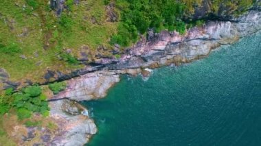 4k hava görüntüsü yaz mevsiminde Laem Krating Phuket Tayland konsept seyahat ve tur arka planı ve seyahat web sitesindeki güzel dağ ve tropikal deniz yüzeyinin insansız hava aracı görüntüsü