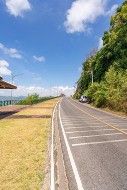 Yaz mevsiminde Phuket Adası 'nın etrafındaki asfalt yol Phuket Tayland' da güzel mavi gökyüzü arka planı.