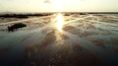 Hava görüntüsü, bataklık ya da gölün üzerinden uçuyor güzel bir gündoğumu ya da gün batımı gökyüzünde Thale noi Phatthalung 'da sabah doğa manzarası inanılmaz.