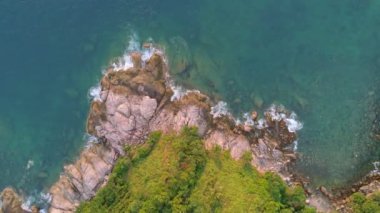 Muhteşem hava manzarası yaz mevsiminde tropikal deniz manzaralı güzel dağ kıyılarının insansız hava aracı görüntüsü Phuket Adası çevresindeki konsept seyahat ve seyahat arka planı ve seyahat web sitesi