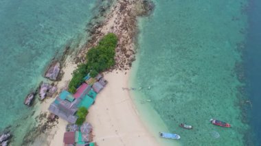 İnanılmaz küçük adanın insansız hava aracı videosu güzel tropikal kumlu plaj manzarası Phang Nga Tayland 'daki Koh Khai Maew Adası' nda birçok kediyle küçük adada yaşıyor.