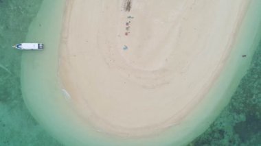 İnanılmaz küçük adanın insansız hava aracı videosu güzel tropikal kumlu plaj manzarası Phang Nga Tayland 'daki Koh Khai Maew Adası' nda birçok kediyle küçük adada yaşıyor.