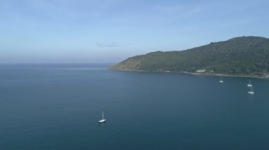 Hava aracı tropikal denizin üzerinde uçuyor. Güzel deniz kıyısı. Deniz dalgalarının dinamik hava görüntüsü açık deniz görüntüsü inanılmaz su yüzeyi doğa arka planı ve seyahat web sitesi kavramı