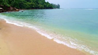 Sabahları güzel tropikal deniz kumlu kumlu kumsalın hava görüntüsü kamerası, Phuket sahilinin yukarısından gelen boş kumsala çarpan dalgalar ünlü bir turizm merkezidir.