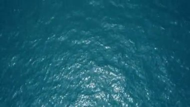 Güzel okyanus üzerinde uçmak Dinamik hava görüntülerinden oluşan açık deniz. Kamera ardına Drone görüntüsü. İnanılmaz deniz yüzeyi.
