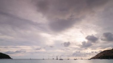 Gökyüzü ve kara bulutlar ya da kara gri fırtına bulutları ve kara fırtınalı bulutlar zaman akışına uğrar gün batımında, korkunç hava koşullarında.