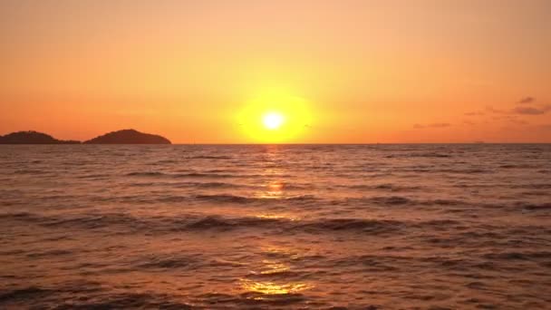 Increíble Dramática Luz Dorada Puesta Sol Amanecer Cielo Sobre Mar — Vídeos de Stock