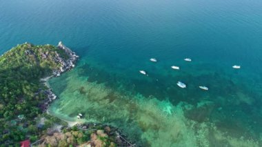 Muhteşem hava manzarası yaz mevsiminde tropikal denizi olan ve Koh Tao adası etrafında bulunan güzel dağ kıyılarının insansız hava aracı görüntüsü seyahat ve tur arka planı ve seyahat web sitesi