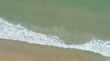 4K Yüksek kaliteli hava aracı görüntüsü Phuket Thailand.köpüklü dalgalarda beyaz kumsal manzaralı güzel tropikal kumsal manzaralı ve temiz plaj görüntüsü doğa arka planı ve seyahat web sitesi kavramını içeriyor
