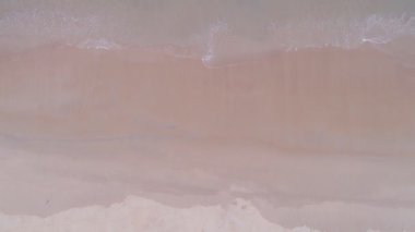 4K Yüksek kaliteli hava aracı görüntüsü Phuket Thailand.köpüklü dalgalarda beyaz kumsal manzaralı güzel tropikal kumsal manzaralı ve temiz plaj görüntüsü doğa arka planı ve seyahat web sitesi kavramını içeriyor