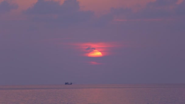 Piękny Zachód Słońca Nad Morzem Złotej Godzinie Słońce Odbija Się — Wideo stockowe