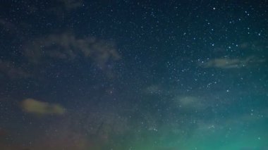 Samanyolu galaksisi, gece gündüz Phangnga Tayland 'da gece gökyüzünde güzel doğa 24 FPS' de görülür. 4K 