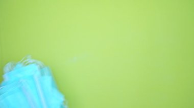 Grip virüsünden korunmak için insan eli maskesi ya da yüz maskesi. Yüzeydeki tıbbi malzeme maskeleri, Coronavirüs bulaşmasını önlemek için takılıyor.