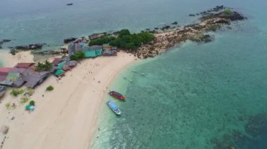 İnanılmaz küçük adanın insansız hava aracı videosu güzel tropikal kumlu plaj manzarası Phang Nga Tayland 'daki Koh Khai Maew Adası' nda birçok kediyle küçük adada yaşıyor.