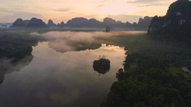 Sabah sisli sisli havada güzel okyanusun insansız hava aracı görüntüsü. Gün doğumu dronu denizin ve mangrov ormanlarının üzerinde uçuyor. Yüksek açı, Dinamik hava görüntüsü.