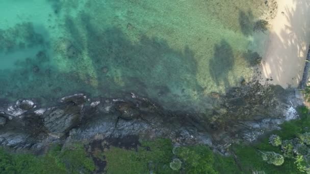 素晴らしい空中ビュー夏の季節の島の岩の上に熱帯の海の波がクラッシュしている美しい山の海岸のトップダウンドローンショットコンセプト旅行とツアーの背景と旅行のウェブサイト — ストック動画