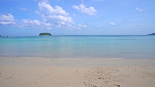 Verão Bela Praia Com Céu Azul Claro Nuvens Sobre Mar — Vídeo de Stock