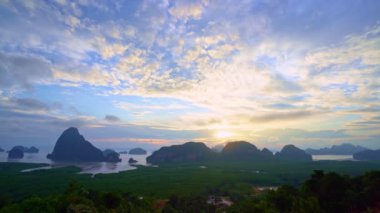 Andaman Denizi 'ndeki Phang Nga Körfezi manzaralı Mangrov ormanı ve dağları üzerinden güzel Samet Nangshe görüntüsü İnsansız Hava Aracı kamerası görüntüsü doğa arka planı ve web sitesi