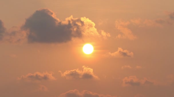 黄金の時間で熱帯の海の上に美しい夕日や日の出地平線の上の海の反射で素晴らしい太陽雲の中の太陽幻想的な自然の夕日自然の風景の劇的な光 — ストック動画
