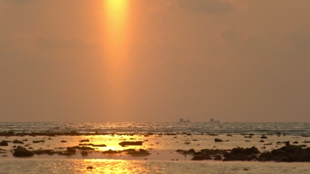 黄金の時間で熱帯の海の上に美しい夕日や日の出地平線の上の海の反射で素晴らしい太陽雲の中の太陽幻想的な自然の夕日自然の風景の劇的な光 — ストック動画