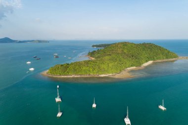 Phuket Tayland 'da bulunan Koh Tapao Yai adlı tropikal denizdeki güzel küçük adanın kuş bakışı fotoğrafı Phuket Adası' nın etrafındaki inanılmaz takımadalar ve yelkenli botlar, Phuket 'te seyahat etmek için yat botları..