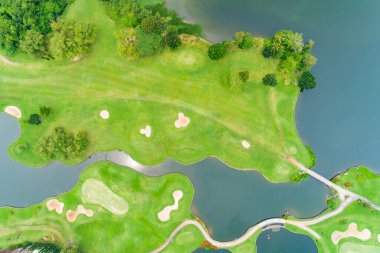 Güzel yeşil golf sahasının hava görüntüsü ve spor arka planı ve seyahat için yeşil üstten aşağı görüntü inanılmaz bir manzara.