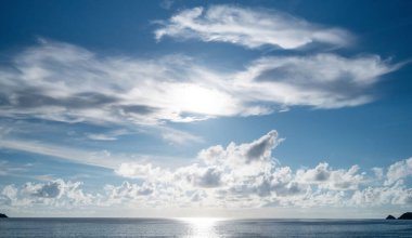 Güzel mavi gökyüzü ve beyaz bulutlar yaz mevsiminde denizde akıyor İyi hava günü Phuket Tayland tropikal denizi Seyahat arka planı ve doğa çevre web sitesi.