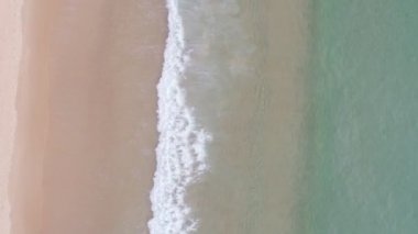 4K Yüksek Kaliteli 59.94fps. Hava Görüntüsü Beyaz kumlu güzel tropikal plaj Üst Manzaralı Phuket Tayland 'da boş ve temiz plaj. Köpüklü dalgalar Doğa arkaplanını ve seyahat web sitesini kavra