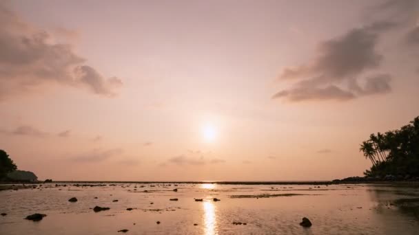 タイムラプス映像反射色の雲で海の上の美しい夕日や日の出海の上の劇的な空の風景夕日の空に流れる素晴らしい雲夕方暗い雲昼から夜へタイムラプス — ストック動画