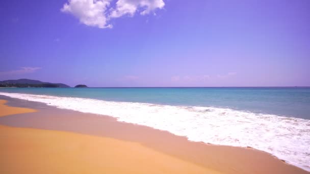 在泰国普吉岛的夏季海滩美丽的热带海洋晴朗的蓝天 海浪冲刷在沙滩上空旷的海滩上 结束了鳕鱼 19的概念旅行和开放季节旅游网站的自然背景 — 图库视频影像