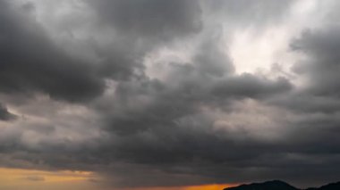 Zaman ayarlı gökyüzü ve bulut, karanlık fırtına gün batımında gökyüzünü bulutlandırır ya da gün batımında gökyüzünü berbat havada, kötü hava gününde, okyanustaki inanılmaz yağışlı hava, bulutların oluşumu ve dağılışı