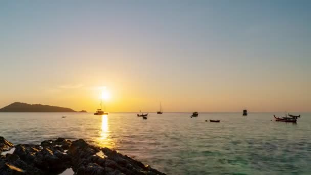 海景在岩石悬崖上飘扬的时间 落日的天空在海面上飘扬的时间 自然环境和旅行背景的概念 — 图库视频影像