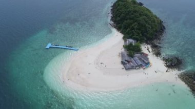 Phang Nga Tayland 'daki Koh Khai Adası' nda güzel tropikal kumlu plaj manzarası, Phang Nga Tayland yakınlarındaki inanılmaz küçük ada.