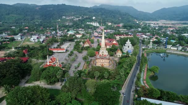 Flygfoto Över Vacker Pagoda Phuket Thailand April 2021 Phra Mahathat — Stockvideo