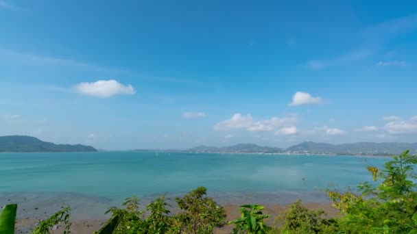 Nuages Blancs Déplacent Dans Ciel Bleu Clair Dessus Mer Time — Video