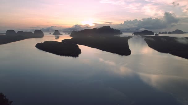 空中风景无人机在晨雾中拍打美丽的大海与天空在晨雾中日出无人机在海面上空飞行高质量的画面景观高角镜动态的空中拍摄惊人的自然景观 — 图库视频影像