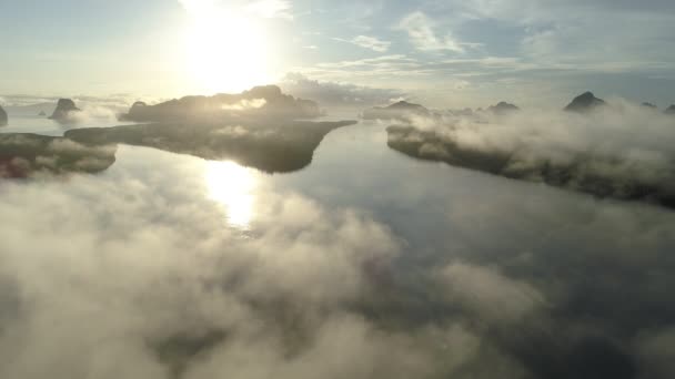 朝の霧霧の中で空に対して美しい海の空中ビュードローン日の出ドローンは海の上を飛んでいます高品質の映像風景高角度ビュー動的空中ショット驚くべき自然ビュー — ストック動画