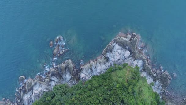 素晴らしい空中ビュー夏の季節の島の岩の上に熱帯の海の波がクラッシュしている美しい山の海岸のトップダウンドローンショットコンセプト旅行とツアーの背景と旅行のウェブサイト — ストック動画