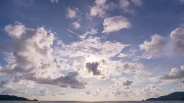 Zaman Hızı Güzel Pastel gökyüzü yaz bulutları arkaplan. Gökyüzü bulutları yumuşak bulutlarla romantik gökyüzü ve güzel hava günlerinde yaz ve doğa ortamının görüntülerini kavra.
